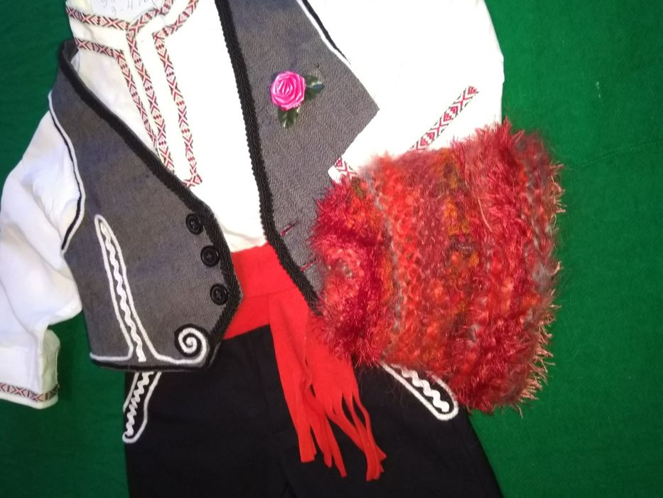 2бр.народни  носии,момчета 98-116 см,височина около 116 см