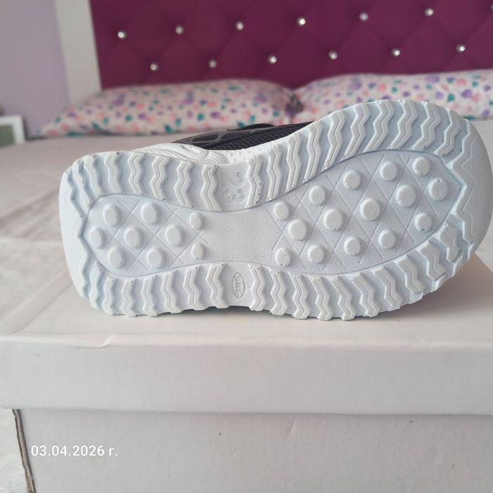 Продавам чисто нови детски маратонки