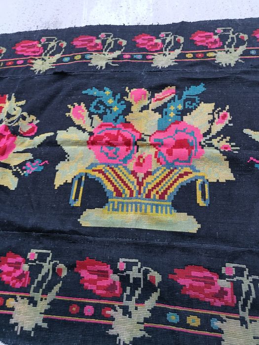 Килим или ковьор ръчно тъкан
