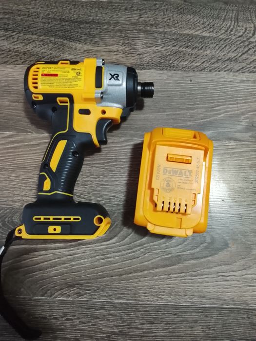 Autofiletanta impact DeWalt cu  baterie de 6A