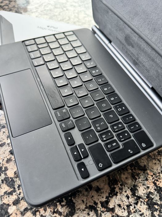 Apple Magic Keyboard: iPad Keyboard case for iPad Pro 11-inch / Air