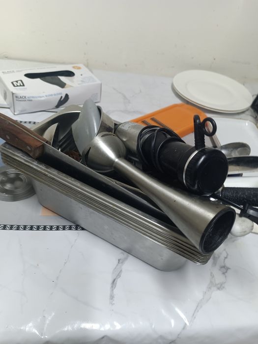 Тумба с раковиной, посуда, люстры