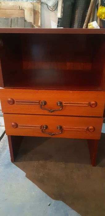 Продам тумбочки  и столик