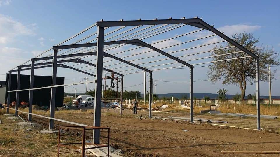 Vand structuri metalice pentru hale . Saivan . Spalatori . Servis .etc