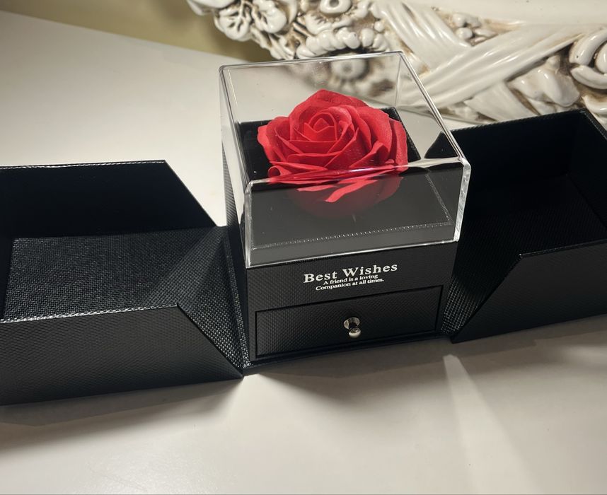 Подаръчна Кутия с Вечна Роза и Колие