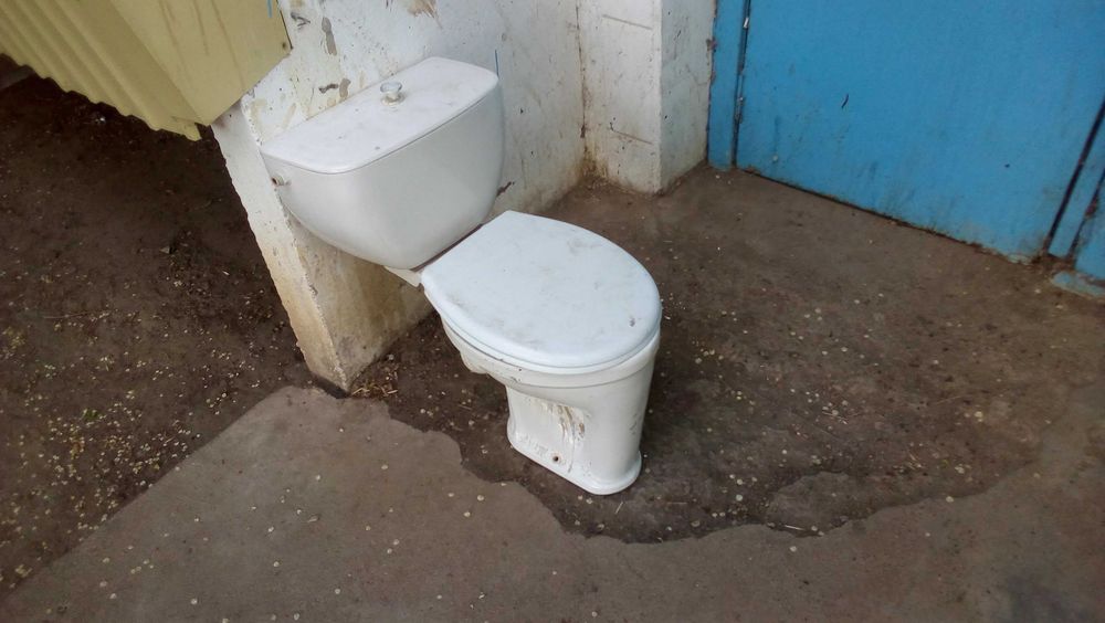 Продам унитаз без бочка  для СТРОЙКИ АДРЕС 6 МКР