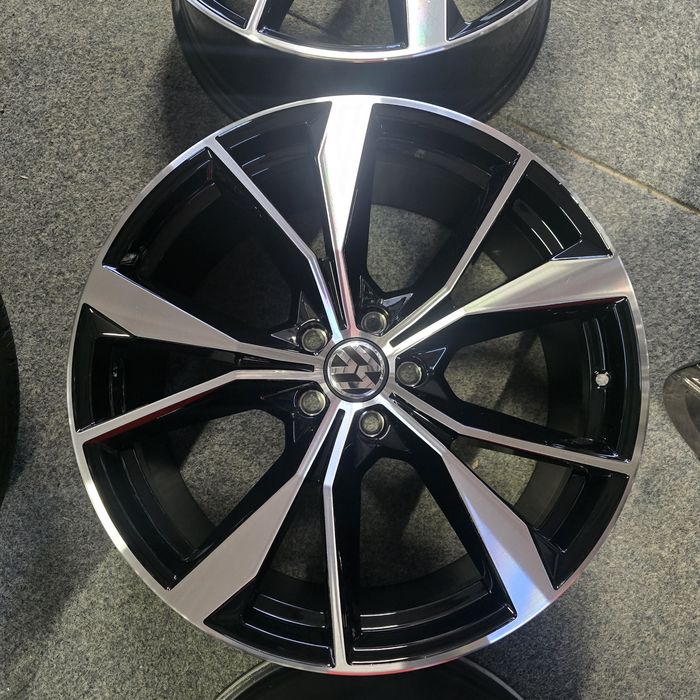 Оригинални джанти Фолксваген Шкода 20 цола / гуми 255 40 20 Pirelli