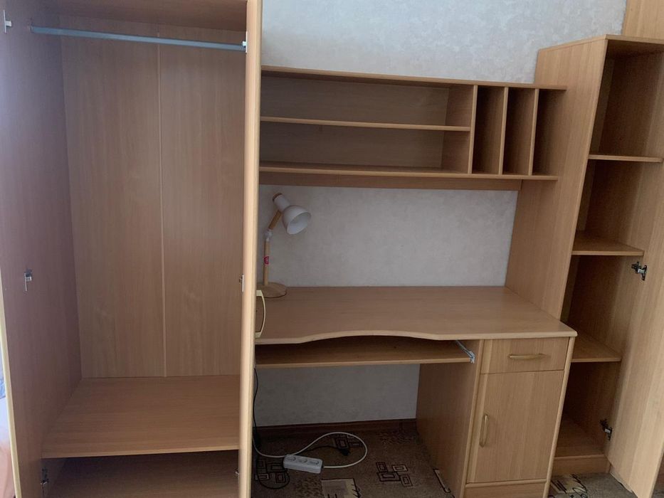 Письменный стол. Уголок школьника.