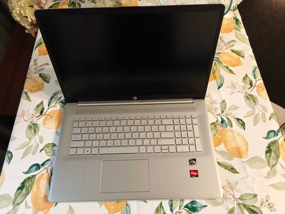 Laptop HP Ryzen 7, display 17 inch