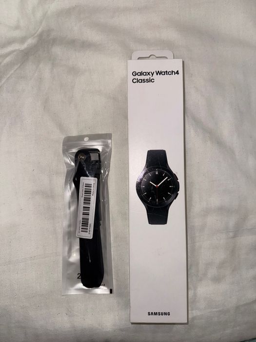 Продам смарт часы. 
Samsung galaxy watch 4 classic + два ремешка