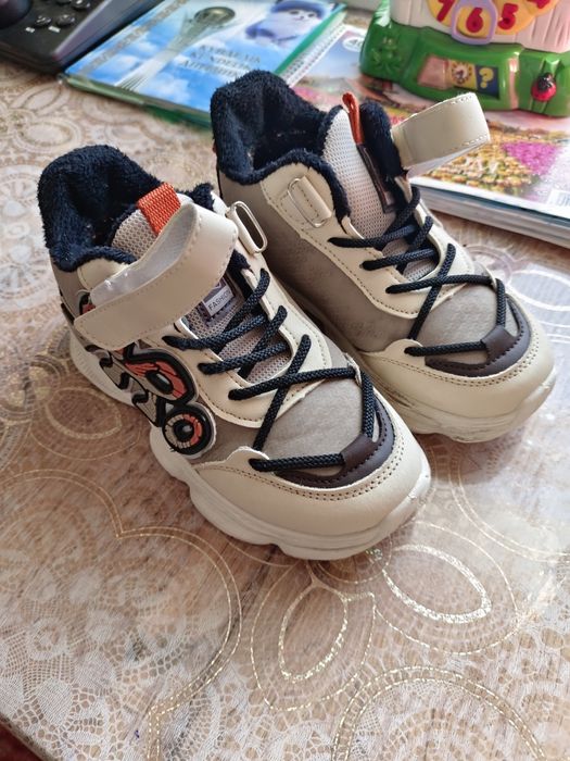 Продам кроссовки для девочек