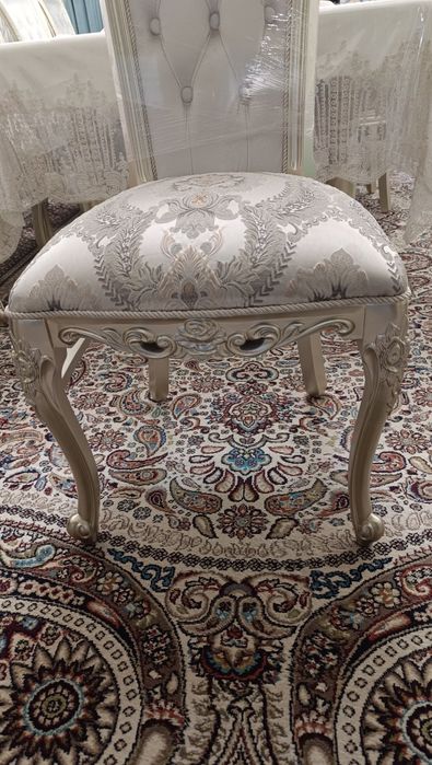 Стол, стул комплект сотилади.