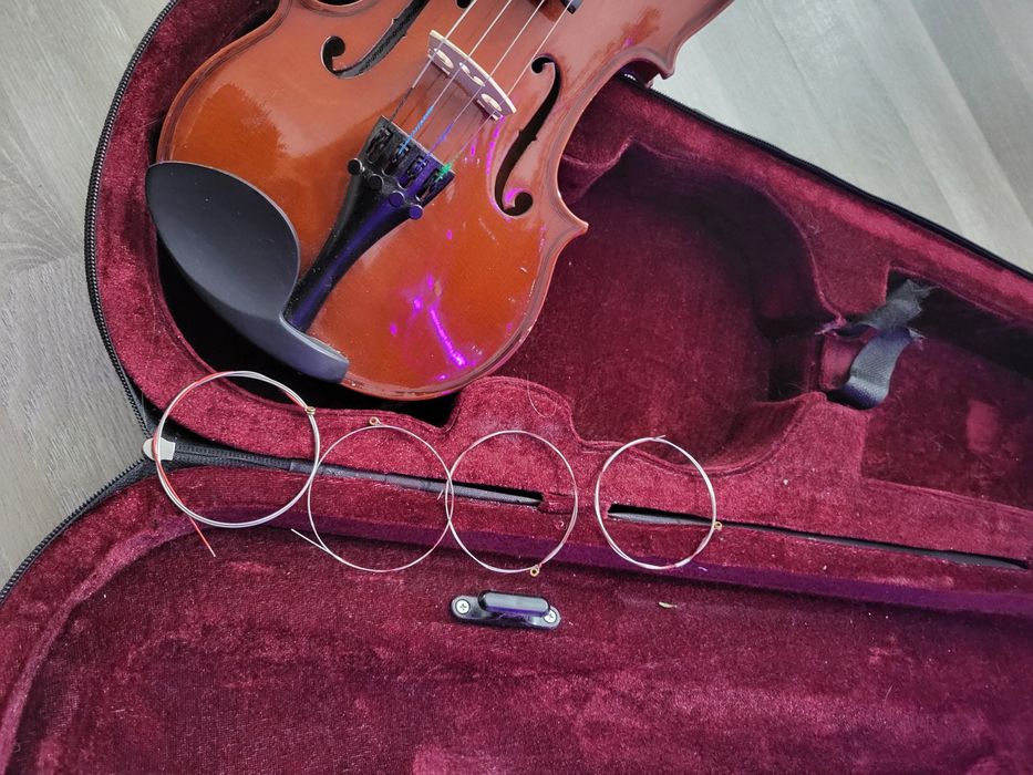 Vioară Flame,  mărimea 1/2, incluse: cutia și corzi de rezervă