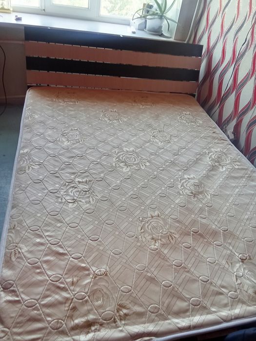 Продам кровать 2х спальный с матрасом