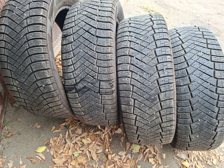 Продам шины. 235/55/20 пирелли.