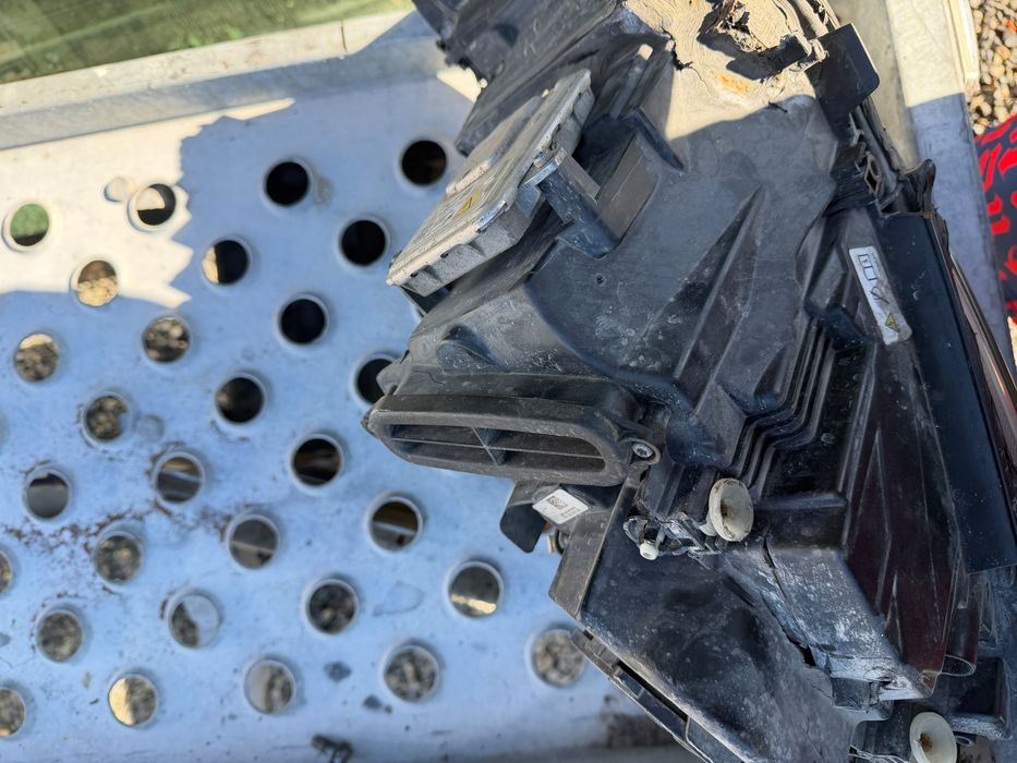 Far deeapta xenon bmw seria 3 gt f34 cu urechi rupte
