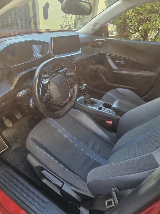Vând Peugeot 2008