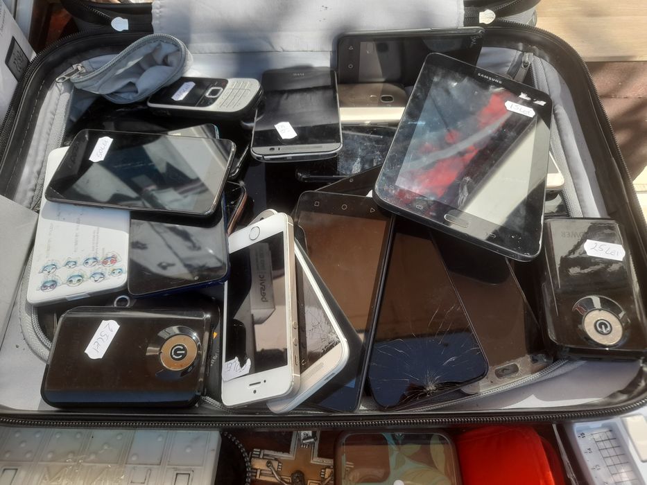 Lot de telefoane, tablete ,baterii externe, casti etc peste 100 de buc.toate la 4500 lei.