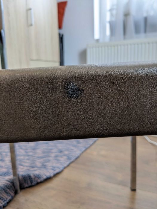 Scaun îmbrăcat în piele, cu picioare din metal