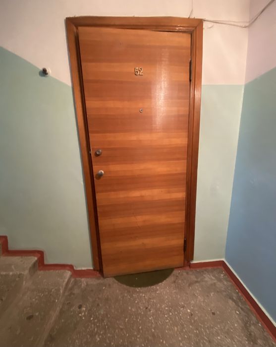 Входная дверь, дерево, с рабочим замком и ручкой