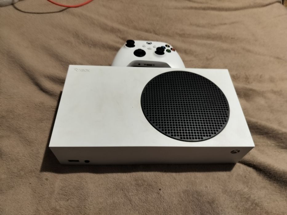 Xbox series s + controller series s Impecabil de vânzare 1000 lei  sau la schimb cu ceva telefon iPhone sau Samsung functional sau alt ceva