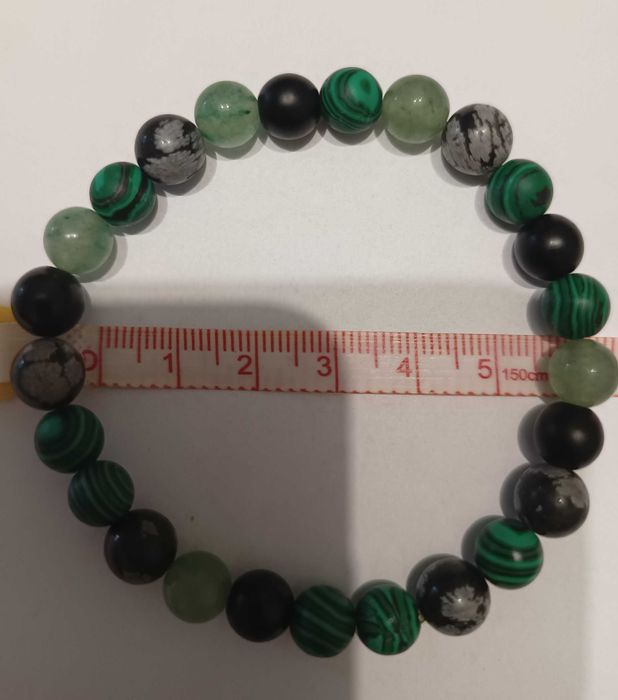 гривна от естествени камъни