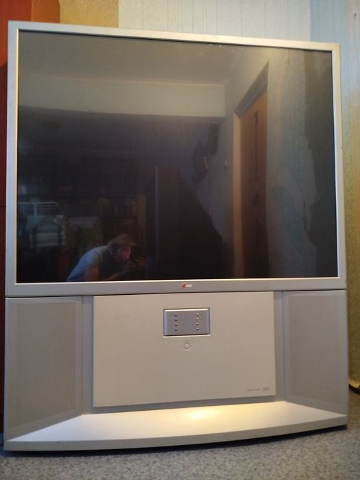 Телевизор напольный LG