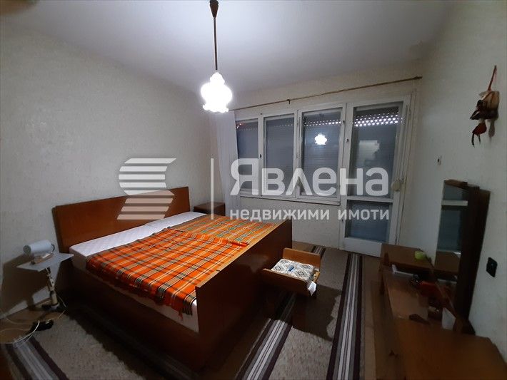 Дава се под наем Тристаен апартамент в Ямбол, Център - 80 кв.м за 255 € - Снимка #3