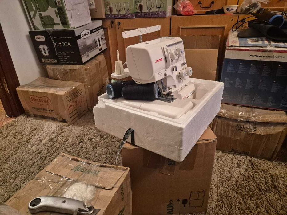 Продаю оверлок Janome 7034D