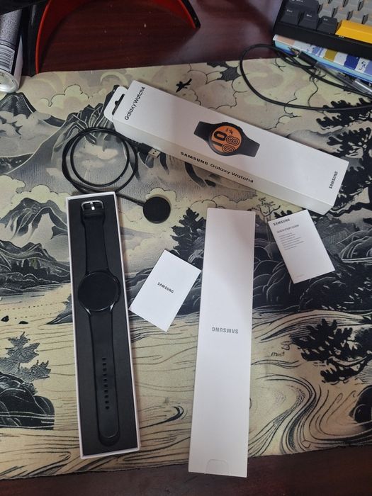 Samsung galaxy watch 4 44mm със допълнителна каишка и протектор