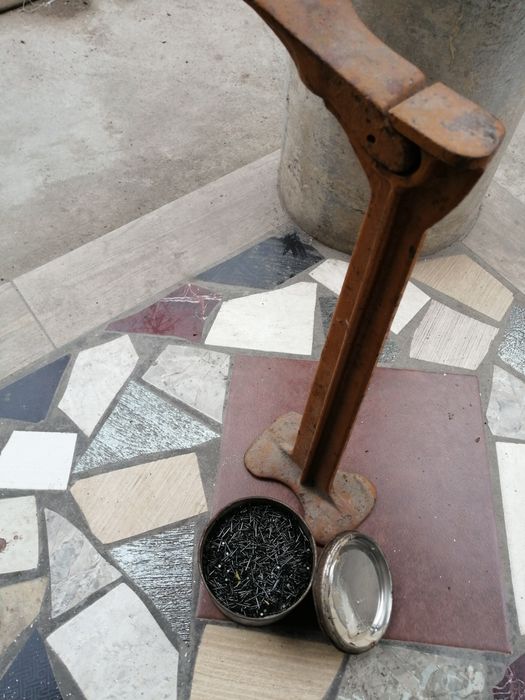 Лапа для ремонта обуви и гвозди.