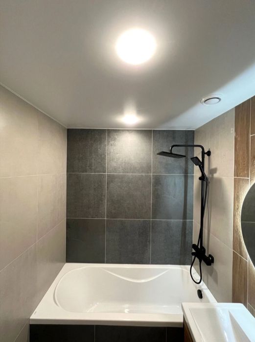 Плиточник, кафельшик.