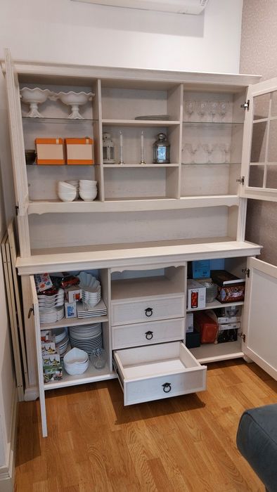Шкаф со столами из натурального дерева