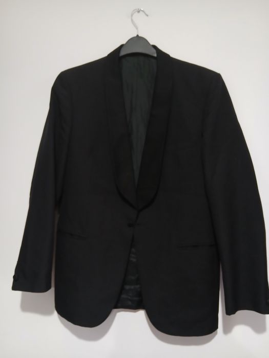Sacou negru barbati marimea 46-48 sau M-L in stare perfecta
Dimensiuni:
- latimea intre umeri 46 cm
- latimea intre axile 52 cm
- circumferinta bust 1