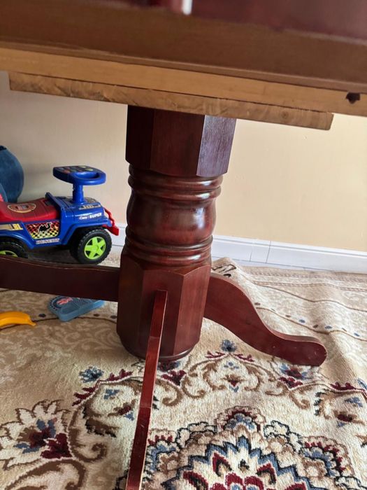 Стол для гостинной