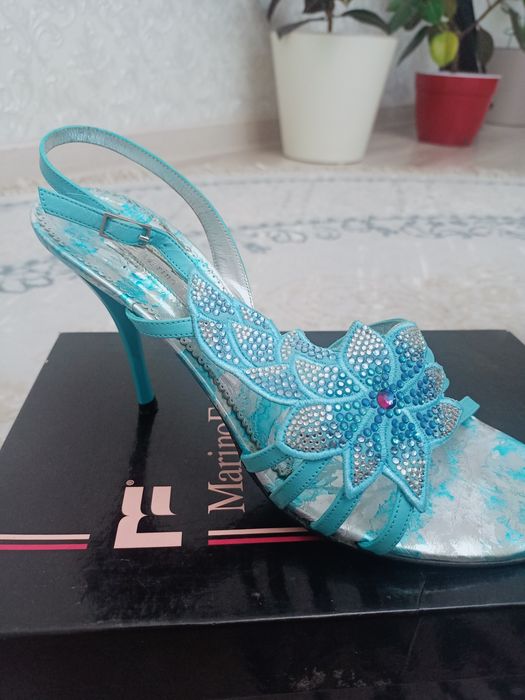 Продам босоножки