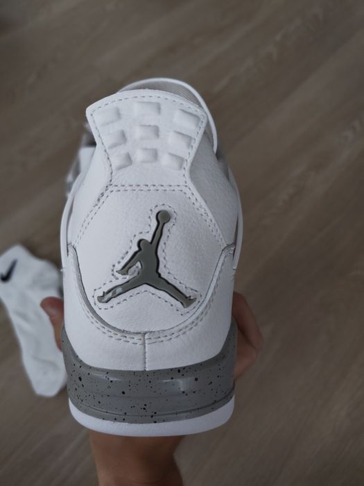 Adidași Nike Air Jordan 4 Retro White Oreo Mărimea 42, sosete Nike gratis
