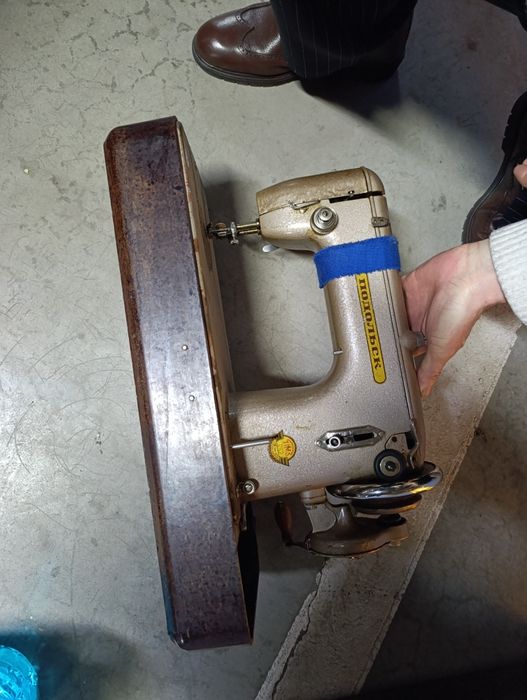 Продам швейную машинку