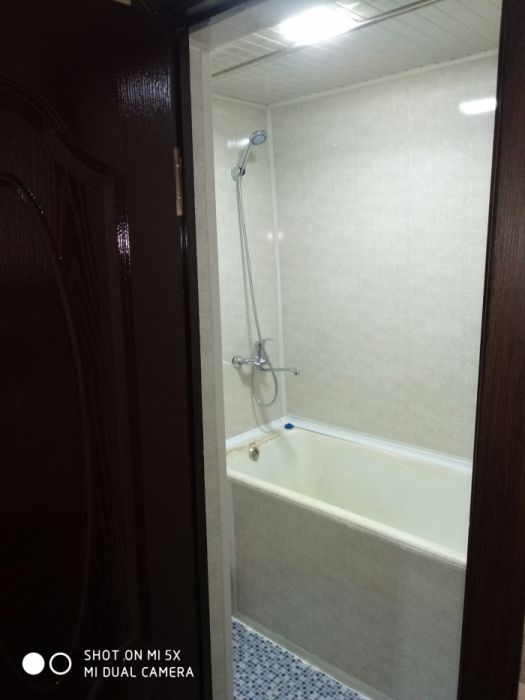 Продам спутник2 3ком 1этаж 2этажки среднее состояние дерево двух подез