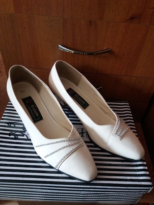 Продаются женские туфли.