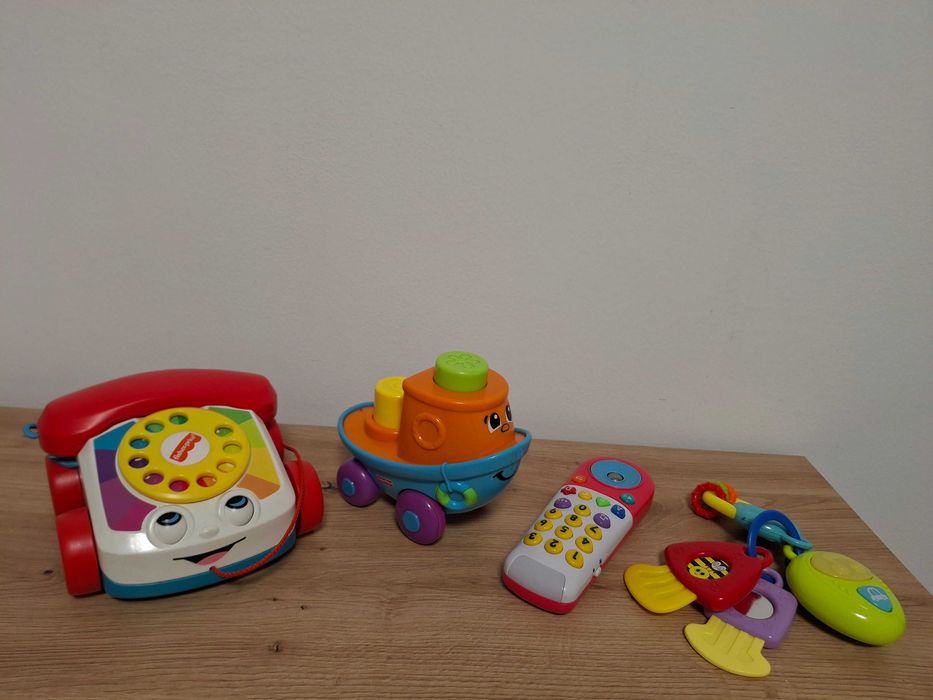 Vand lot cu 4 jucarii pentru copii mici