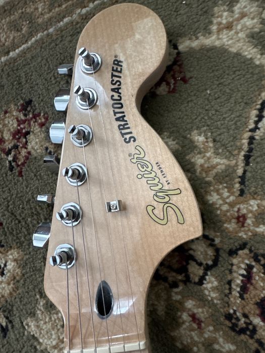 Squier Sonic Stratocaster (SSS) – Cream / Olympic White