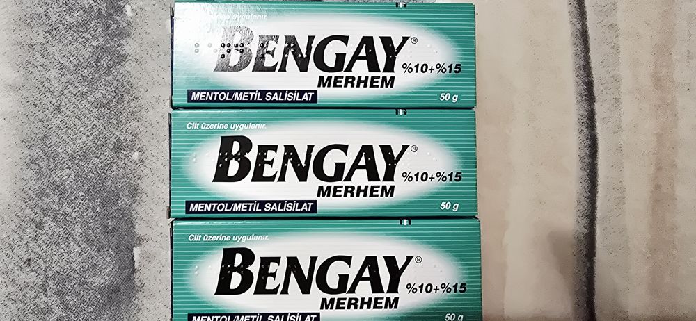 BENGAY  unguent antireumatic.Pret pe 10 cutii.