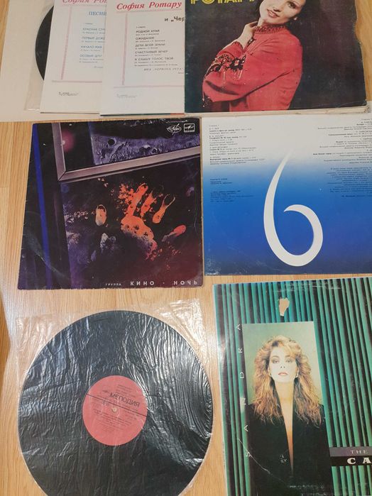 Продаются разные пластинки разные цены.