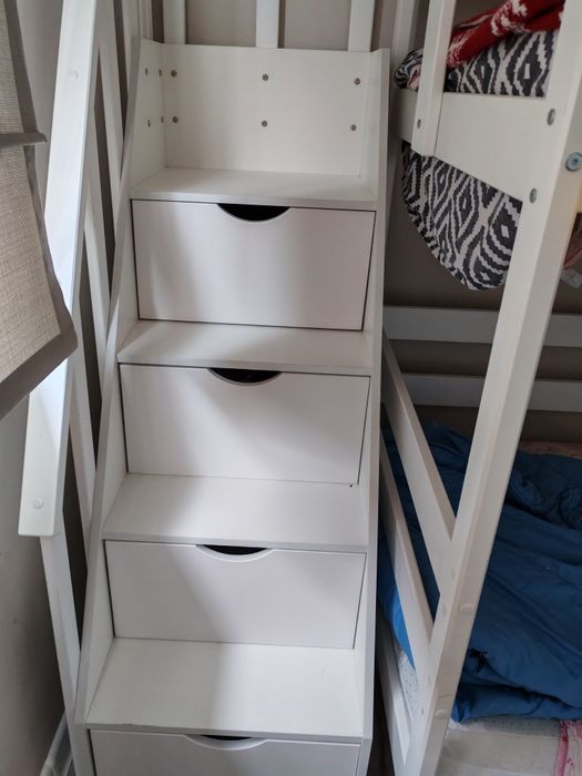 Двухъярусная кровать, с лестницей полочками