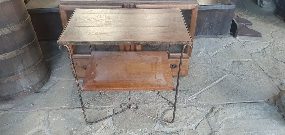 Старинни шкаф за стена и маса ковано желязо.