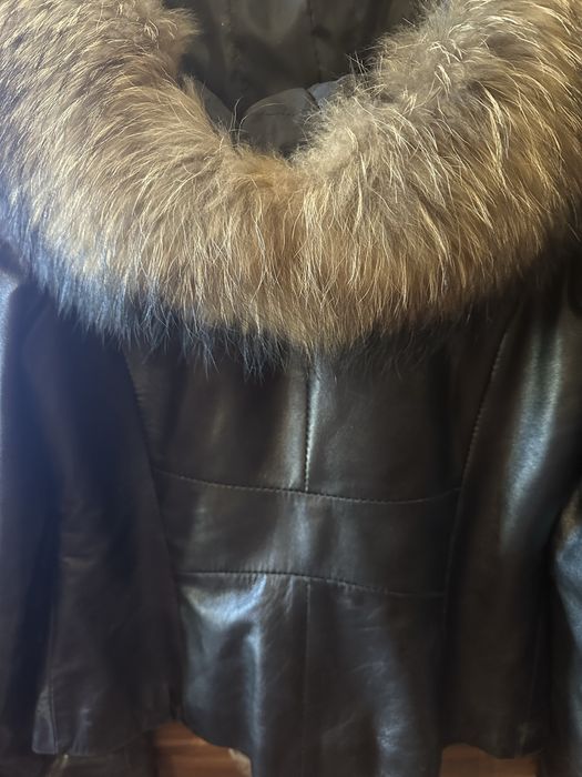 Дамско кожено яке с богат естествен косъм.