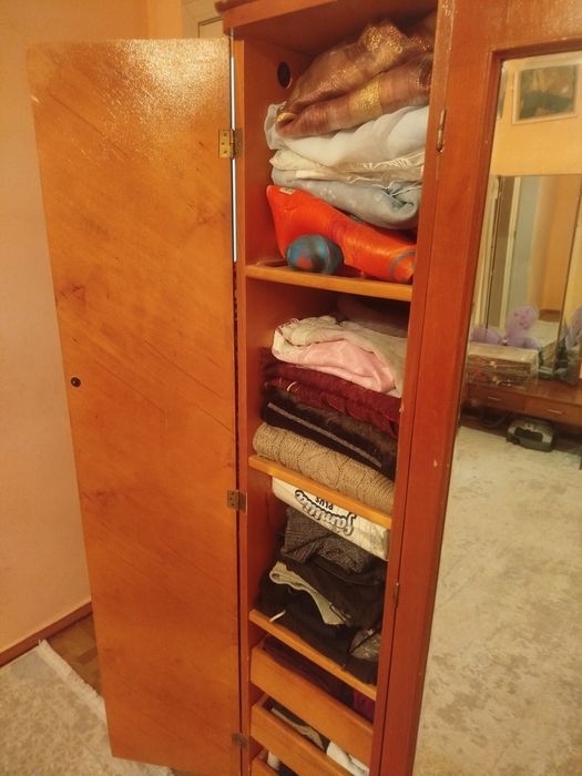 Продам антикварный шифоньер