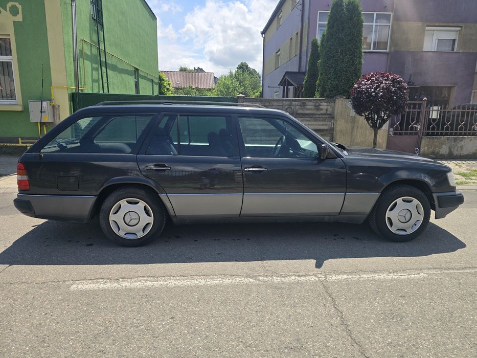 Mercedes E220 W124 T model retro