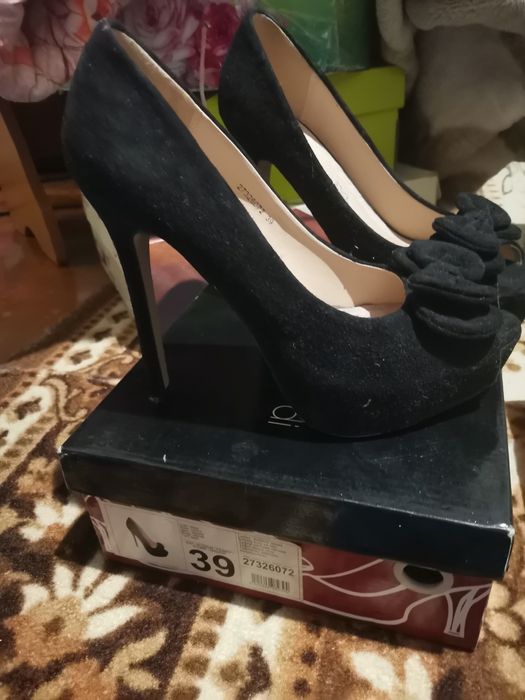 Продам замшевые туфли